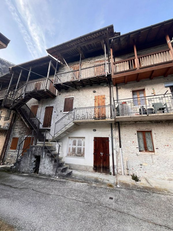 casa indipendente in vendita ad Arsiè in zona Rocca