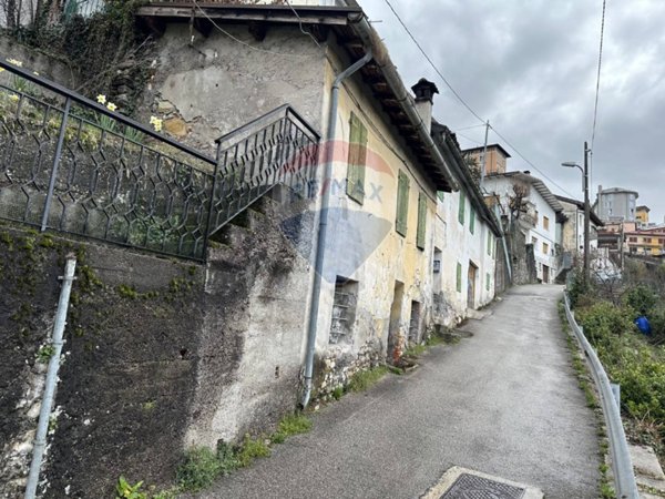 casa indipendente in vendita a Belluno in zona Lambioi