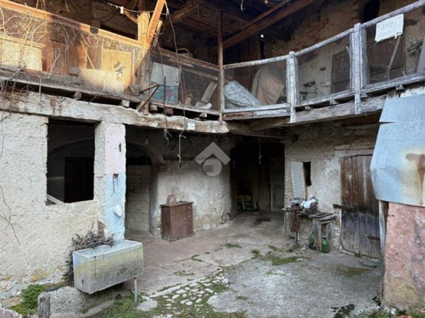 casa indipendente in vendita a Belluno in zona Cirvoi