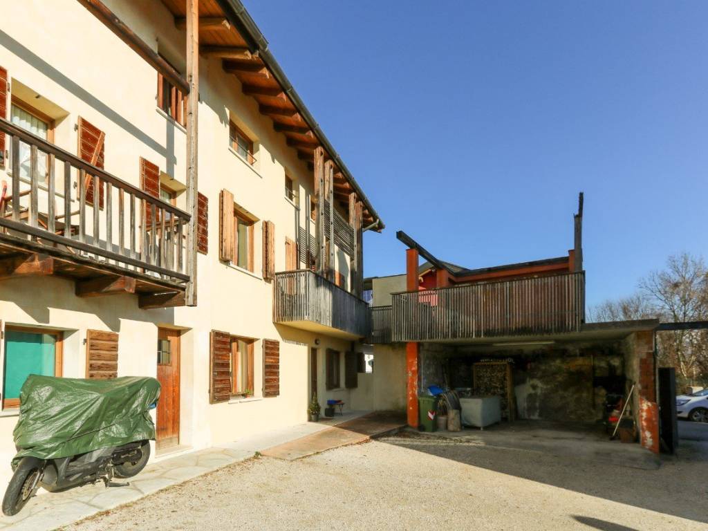 casa indipendente in vendita a Belluno in zona Giamosa