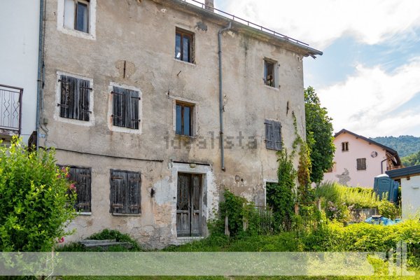 casa indipendente in vendita a Belluno in zona Cirvoi