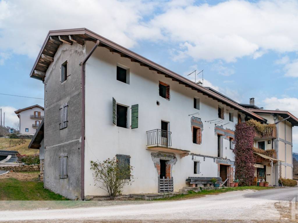 casa indipendente in vendita a Belluno in zona Cirvoi