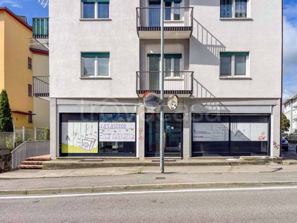 negozio in vendita a Belluno in zona Baldenich