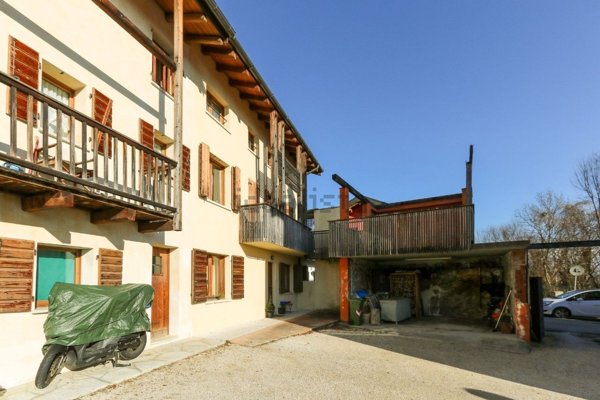 casa indipendente in vendita a Belluno in zona Giamosa