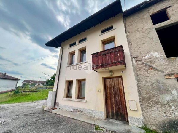 casa indipendente in vendita a Belluno in zona Fiammoi