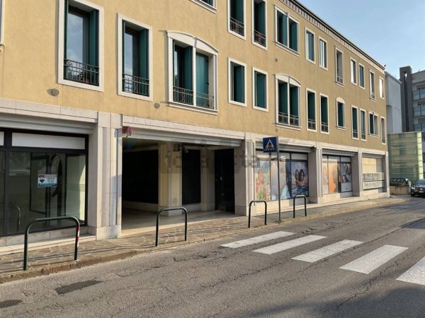 negozio in vendita a Belluno in zona Borgo Garibaldi