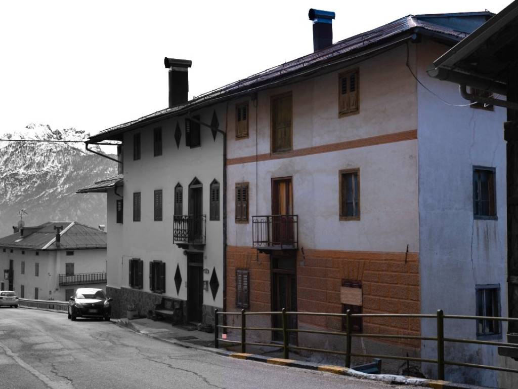 intera palazzina in vendita a Comelico Superiore in zona Casamazzagno