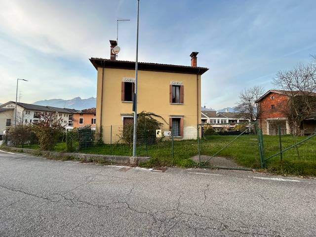 casa indipendente in vendita a Feltre in zona Zermen