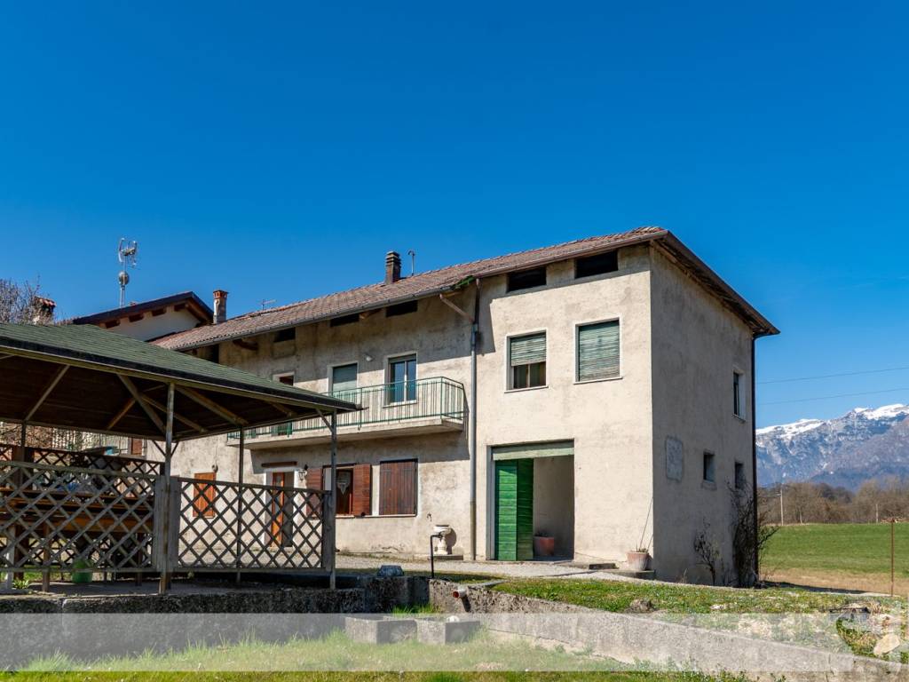 casa indipendente in vendita a Feltre in zona Vellai