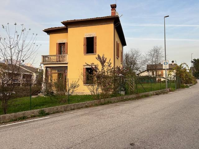 casa indipendente in vendita a Feltre in zona Zermen