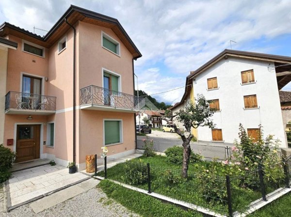 casa indipendente in vendita a Feltre in zona Mugnai