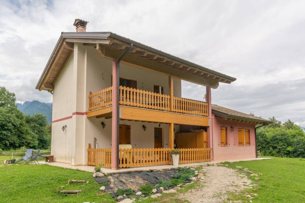 casa indipendente in vendita a Feltre in zona Villabruna