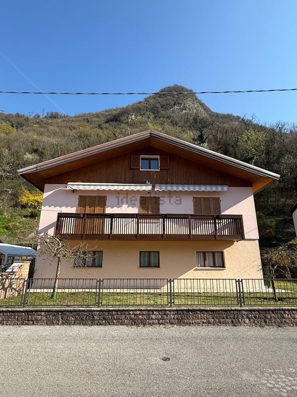 casa indipendente in vendita a Feltre in zona Anzù
