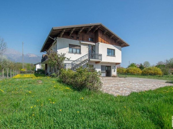 casa indipendente in vendita a Feltre in zona Nemeggio