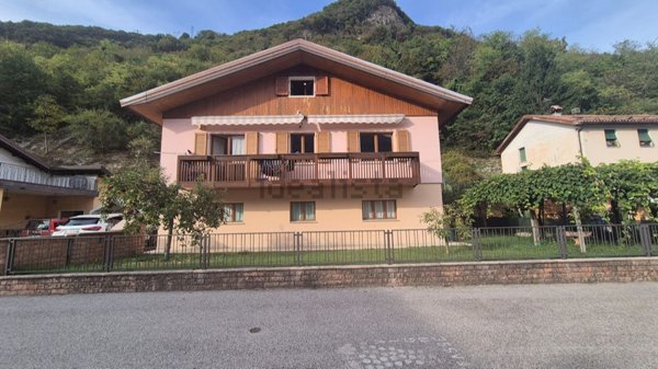 casa indipendente in vendita a Feltre in zona Anzù