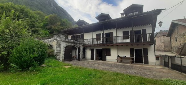 casa indipendente in vendita a Fonzaso in zona Frassenè