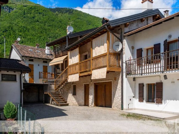 casa indipendente in vendita a Fonzaso in zona Arten