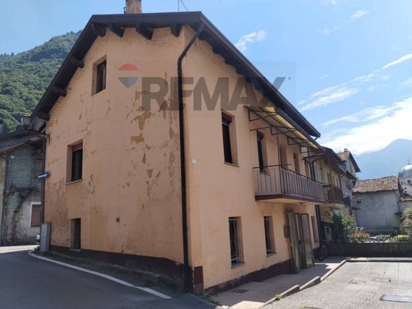 casa indipendente in vendita a Fonzaso in zona Arten