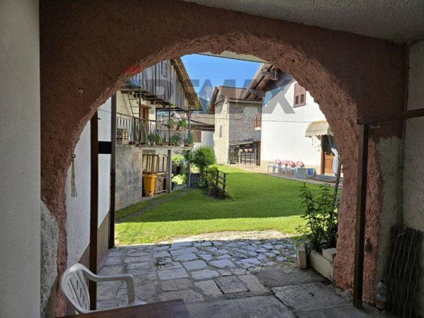 casa indipendente in vendita a Lamon in zona Rugna
