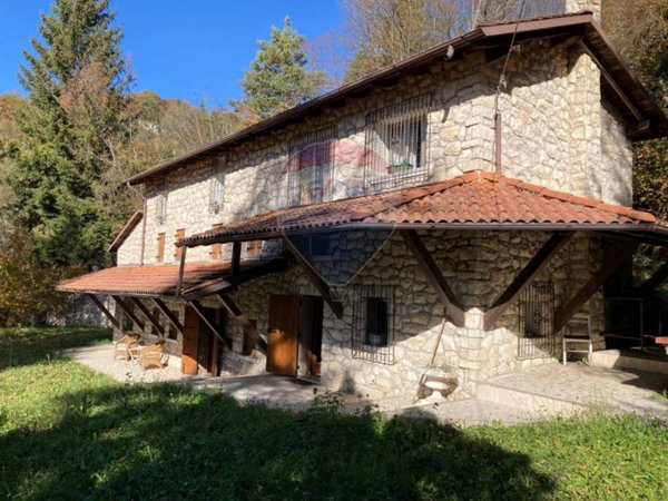 casa indipendente in vendita a Limana in zona Navenze