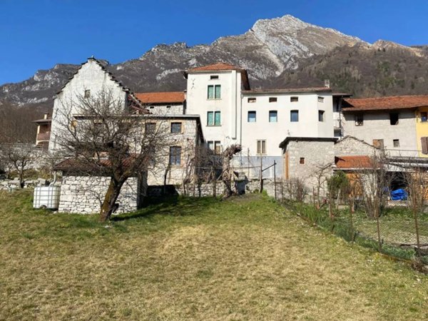 casa indipendente in vendita a Ponte nelle Alpi in zona Casan
