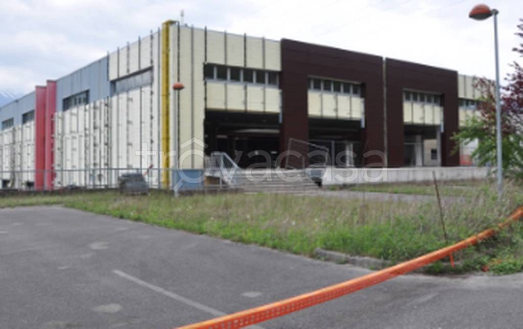locale commerciale in vendita a Ponte nelle Alpi