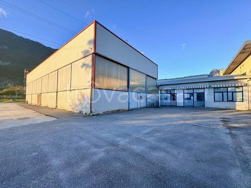 locale commerciale in vendita a Ponte nelle Alpi