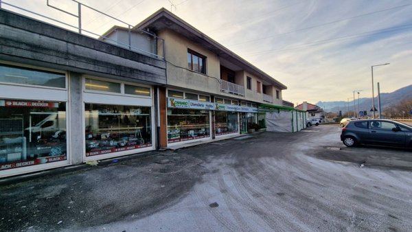 locale commerciale in vendita a Ponte nelle Alpi
