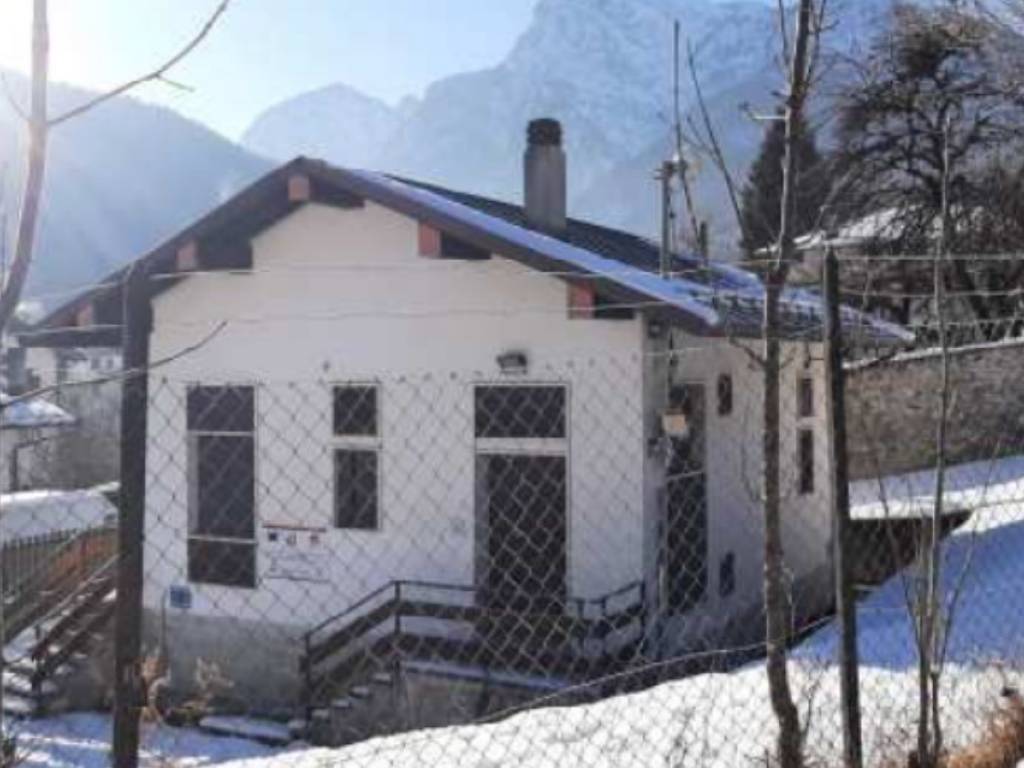 locale commerciale in vendita a San Pietro di Cadore in zona Mare