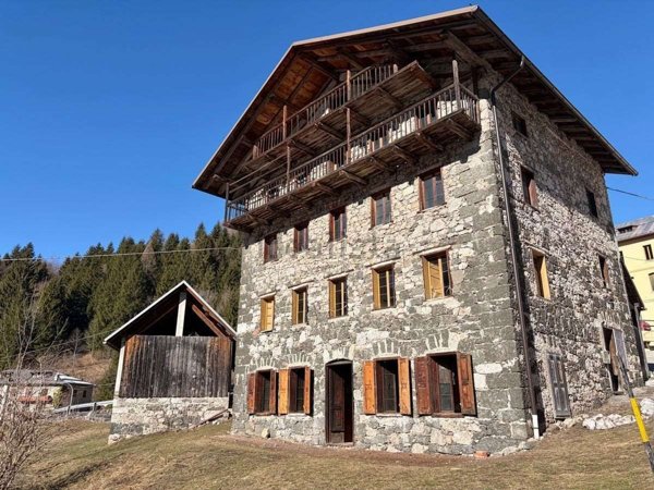 casa indipendente in vendita a Vallada Agordina in zona Sachet