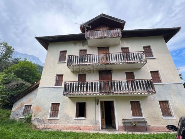 casa indipendente in vendita a Voltago Agordino in zona Frassenè