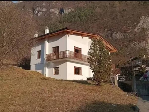 casa indipendente in vendita a Longarone in zona Provagna