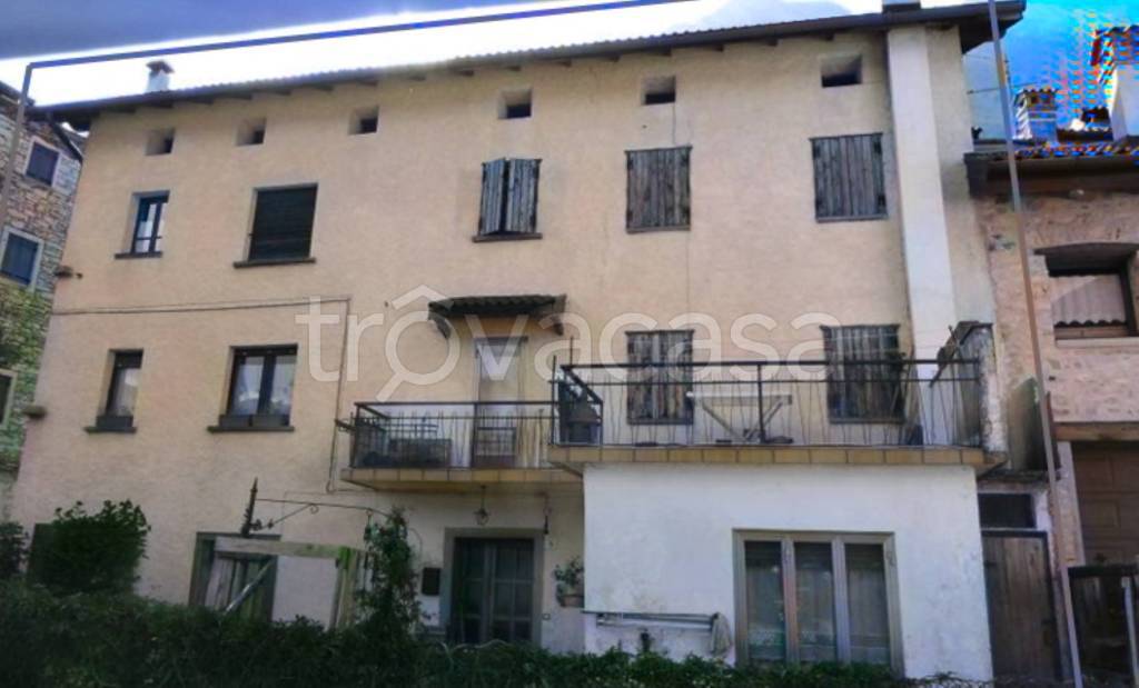 appartamento in vendita a Longarone in zona Podenzoi