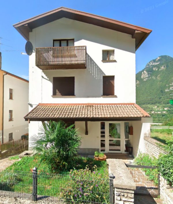 appartamento in vendita a Longarone in zona Provagna