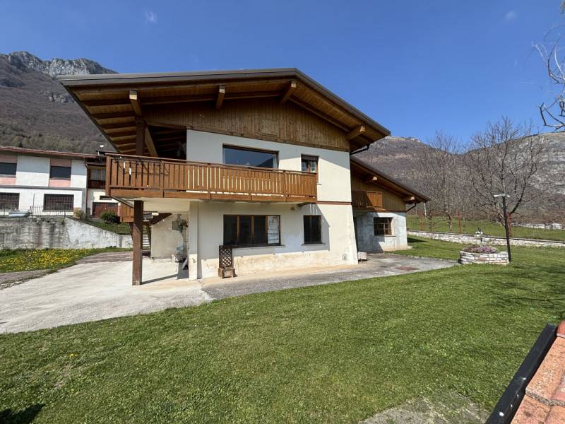 casa indipendente in vendita a Longarone in zona Podenzoi