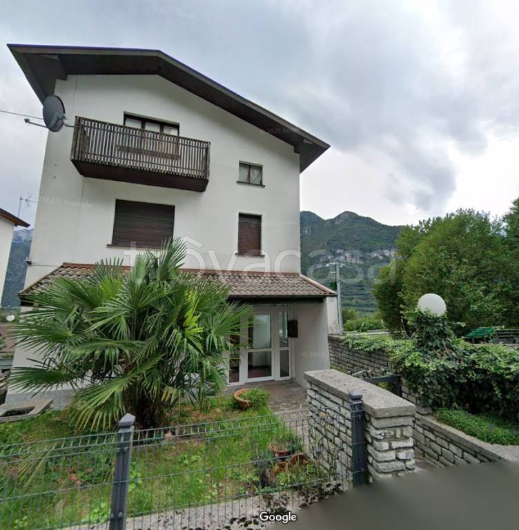 casa indipendente in vendita a Longarone in zona Provagna