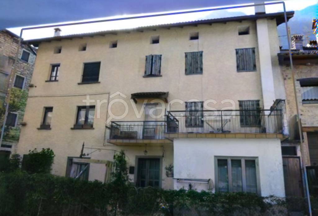 appartamento in vendita a Longarone in zona Podenzoi
