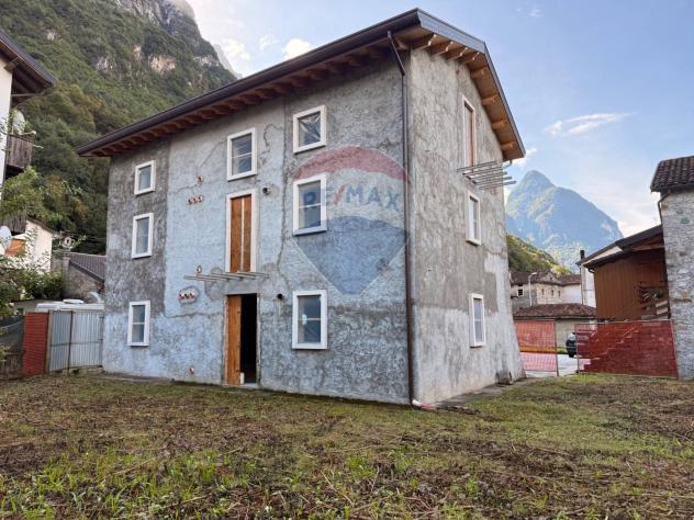 casa indipendente in vendita a Longarone in zona Dogna