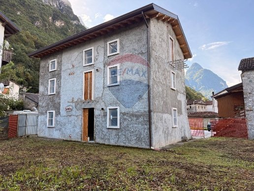 casa indipendente in vendita a Longarone in zona Dogna