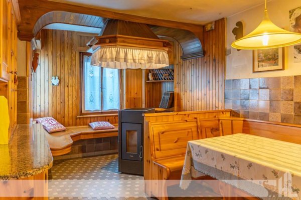 casa indipendente in vendita a Longarone in zona Provagna