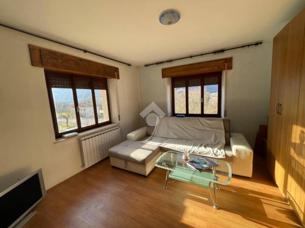 casa indipendente in vendita a Longarone in zona Dogna