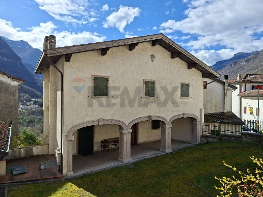 casa indipendente in vendita a Longarone in zona Castellavazzo