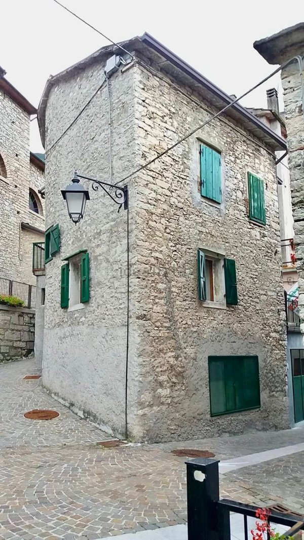 casa indipendente in vendita a Longarone in zona Pirago-Muda Maè
