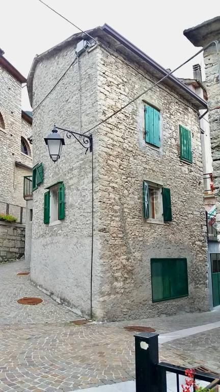 casa indipendente in vendita a Longarone in zona Podenzoi
