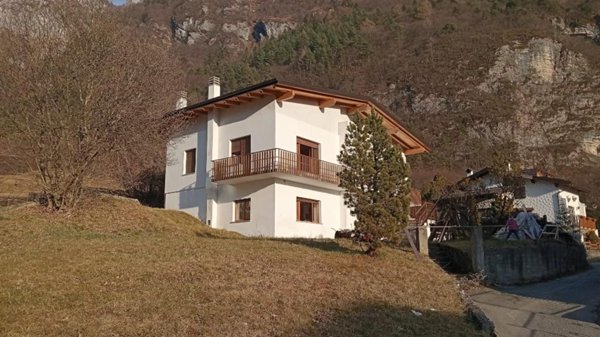 appartamento in vendita a Longarone in zona Provagna