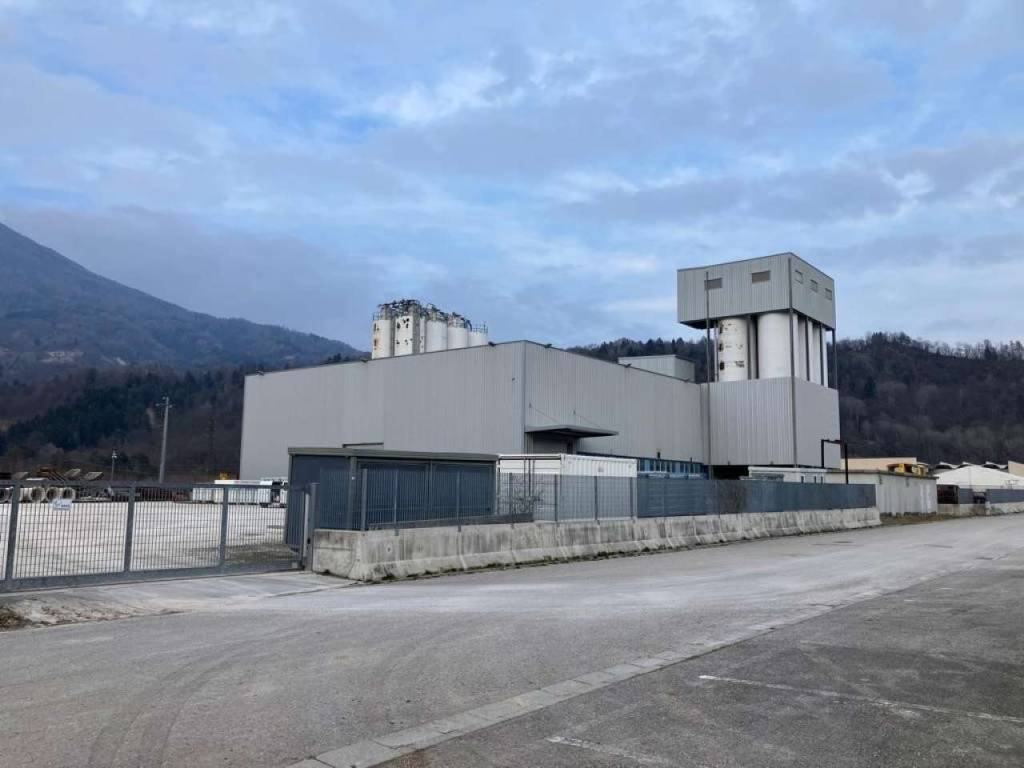 locale commerciale in vendita ad Alpago in zona Paludi