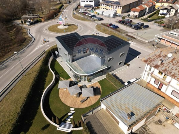 negozio in vendita ad Alpago in zona Farra d'Alpago