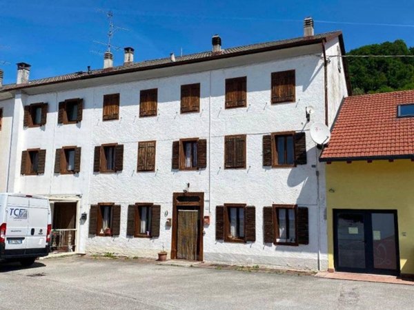 casa indipendente in vendita ad Alpago in zona Santa Croce