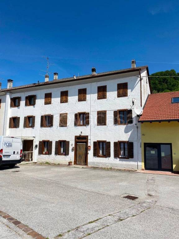 casa indipendente in vendita ad Alpago in zona Santa Croce