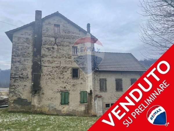 casa indipendente in vendita ad Alpago in zona Santa Croce